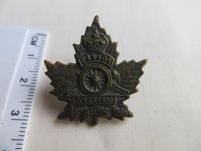 Canada WW1 Canadian Field Artillery Collar Badge - Darkened Brass